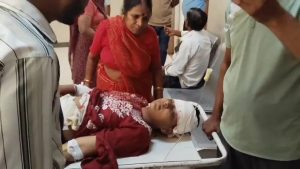 Read more about the article उज्जैन में युवती पर दिनदहाड़े जानलेवा हमला: 11 दिन पहले की थी पीछा करने की शिकायत, समझौते के बाद आरोपी ने बीच बाजार 13 सेकंड में 14 वार किए