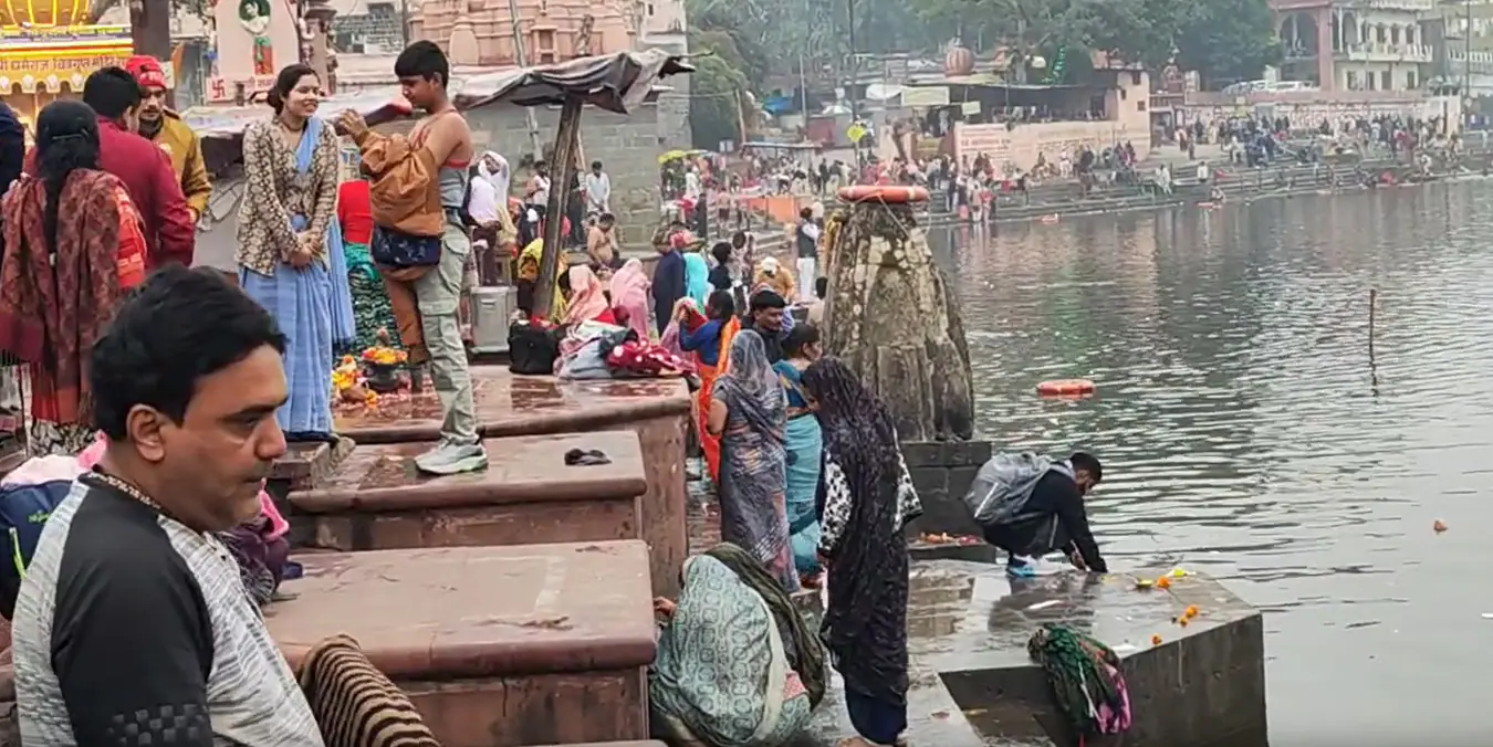 You are currently viewing 15  जून सोमवती अमावस्या पर उमड़ा आस्था का सैलाब: उज्जैन के रामघाट और सोमकुंड पर कुंभ जैसी भीड़, श्रद्धालुओं ने किया स्नान-दान