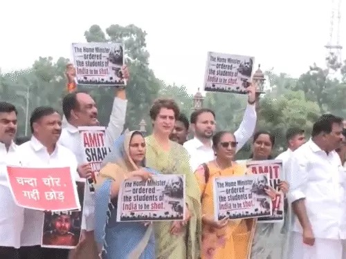 You are currently viewing राम मंदिर चढ़ावा विवाद और छात्र प्रदर्शन पर संसद में टकराव: विपक्ष का मकर द्वार पर जोरदार प्रदर्शन, लोकसभा में हंगामे के बाद कार्यवाही 2 बजे तक स्थगित