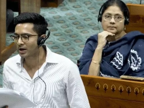 You are currently viewing लोकसभा में पेपर लीक बिल पर गरमाई बहस: महुआ को स्पीकर ने टोका, प्रियंका-निशिकांत में तीखी नोकझोंक, अखिलेश ने सरकार की नीयत पर उठाए सवाल