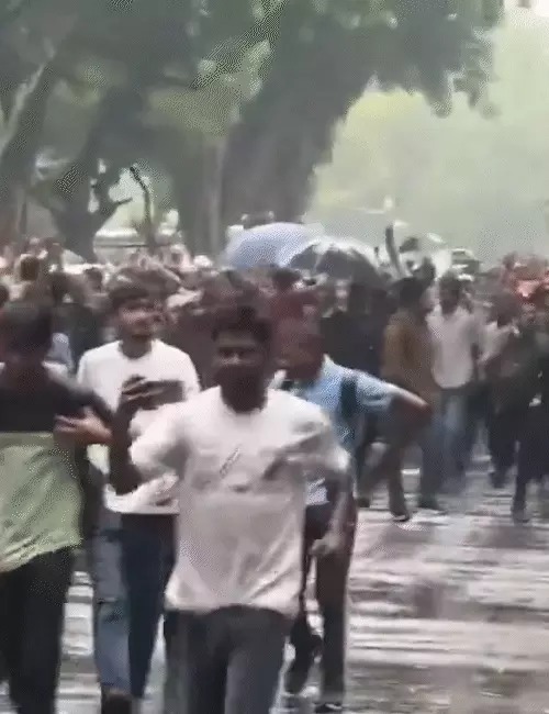 You are currently viewing संसद मार्च पर बवाल: CJP प्रदर्शनकारियों और पुलिस में टकराव, आंसू गैस व लाठीचार्ज के बाद कई हिरासत में; दिल्ली में बढ़ी सुरक्षा