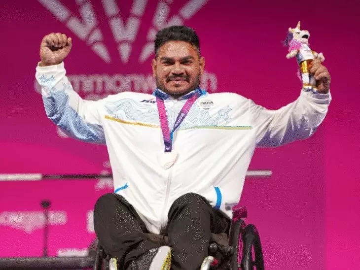 You are currently viewing दिव्यांगता पर ताने सुनने वाला झंडू बना देश का गौरव, कॉमनवेल्थ गेम्स 2026 में पैरा पावरलिफ्टिंग का ब्रॉन्ज जीत रचा इतिहास