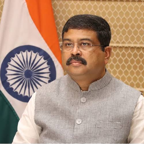 You are currently viewing NEET विवाद के बीच शिक्षा मंत्री धर्मेंद्र प्रधान ने दिया इस्तीफा, अभिजीत दीपके बोले- लगातार संघर्ष से सरकार को झुकना पड़ा