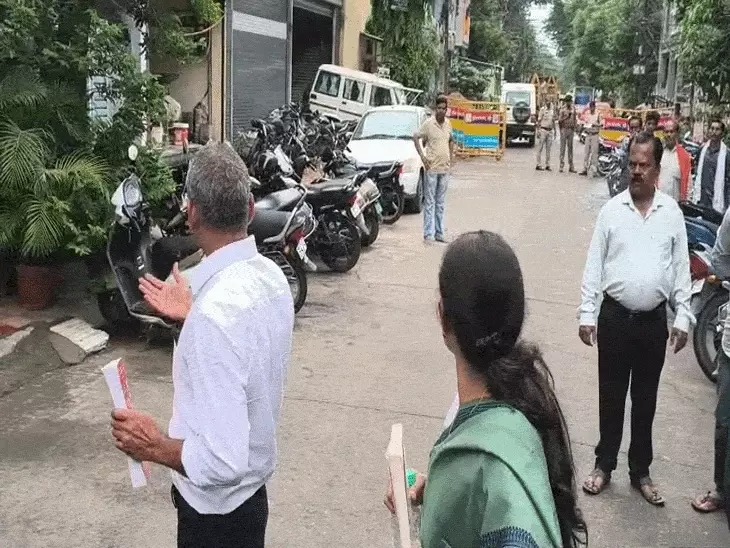 You are currently viewing इंदौर में मंत्री कैलाश विजयवर्गीय के आवास के बाहर दंपती का विरोध प्रदर्शन, पुलिस ने हिरासत में लेकर थाने पहुंचाया