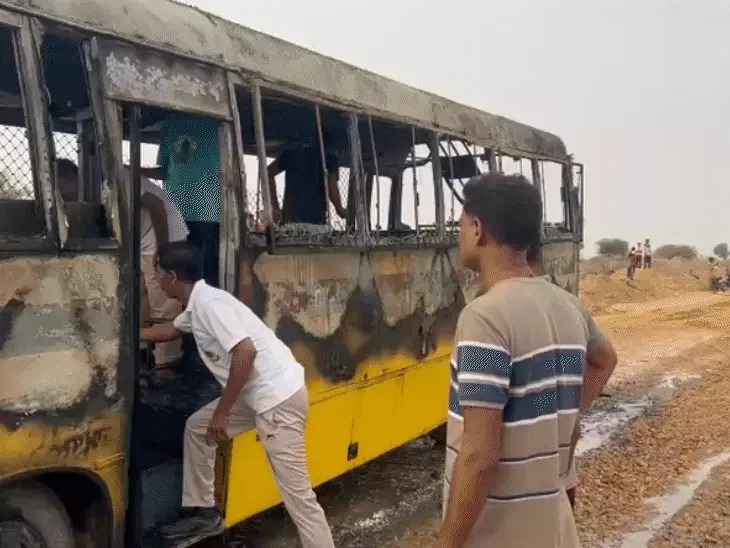 You are currently viewing जैसलमेर में चलती स्कूल बस बनी आग का गोला: 17 बच्चे थे सवार, ड्राइवर की सूझबूझ से टला बड़ा हादसा