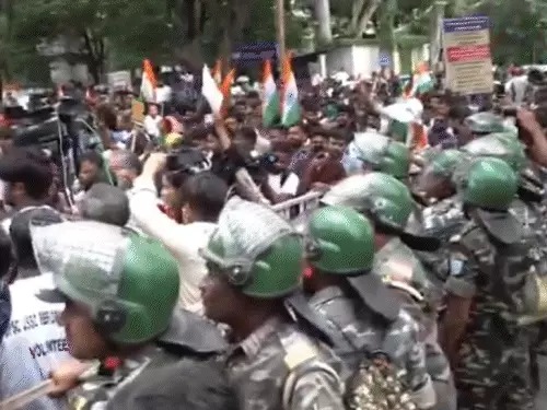 You are currently viewing रांची में छात्रों का विधानसभा मार्च तेज: बैरिकेडिंग तोड़कर आगे बढ़े प्रदर्शनकारी, भारी पुलिस बल तैनात
