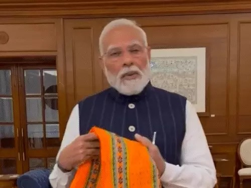 You are currently viewing हैंडलूम डे पर युवाओं से स्वदेशी वस्त्र अपनाने और बुनकरों का समर्थन करने की अपील