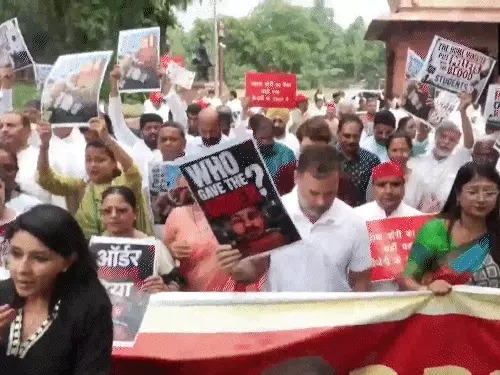 You are currently viewing संसद परिसर में विपक्ष का जोरदार प्रदर्शन, कई मुद्दों पर सरकार से जवाब की मांग; दोनों सदनों की कार्यवाही फिर बाधित