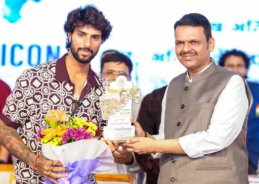 You are currently viewing फडणवीस बोले- लोकतंत्र में कोई भी मुख्यमंत्री बन सकता है: चाय बेचने वाला भी देश का प्रधानमंत्री बन सकता है