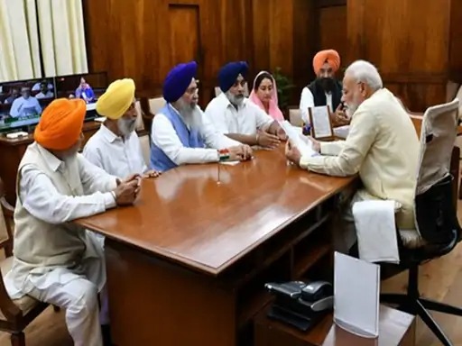 You are currently viewing PM मोदी और सुखबीर बादल की मुलाकात से पंजाब की सियासत में हलचल, अकाली-भाजपा गठबंधन की चर्चाएं तेज